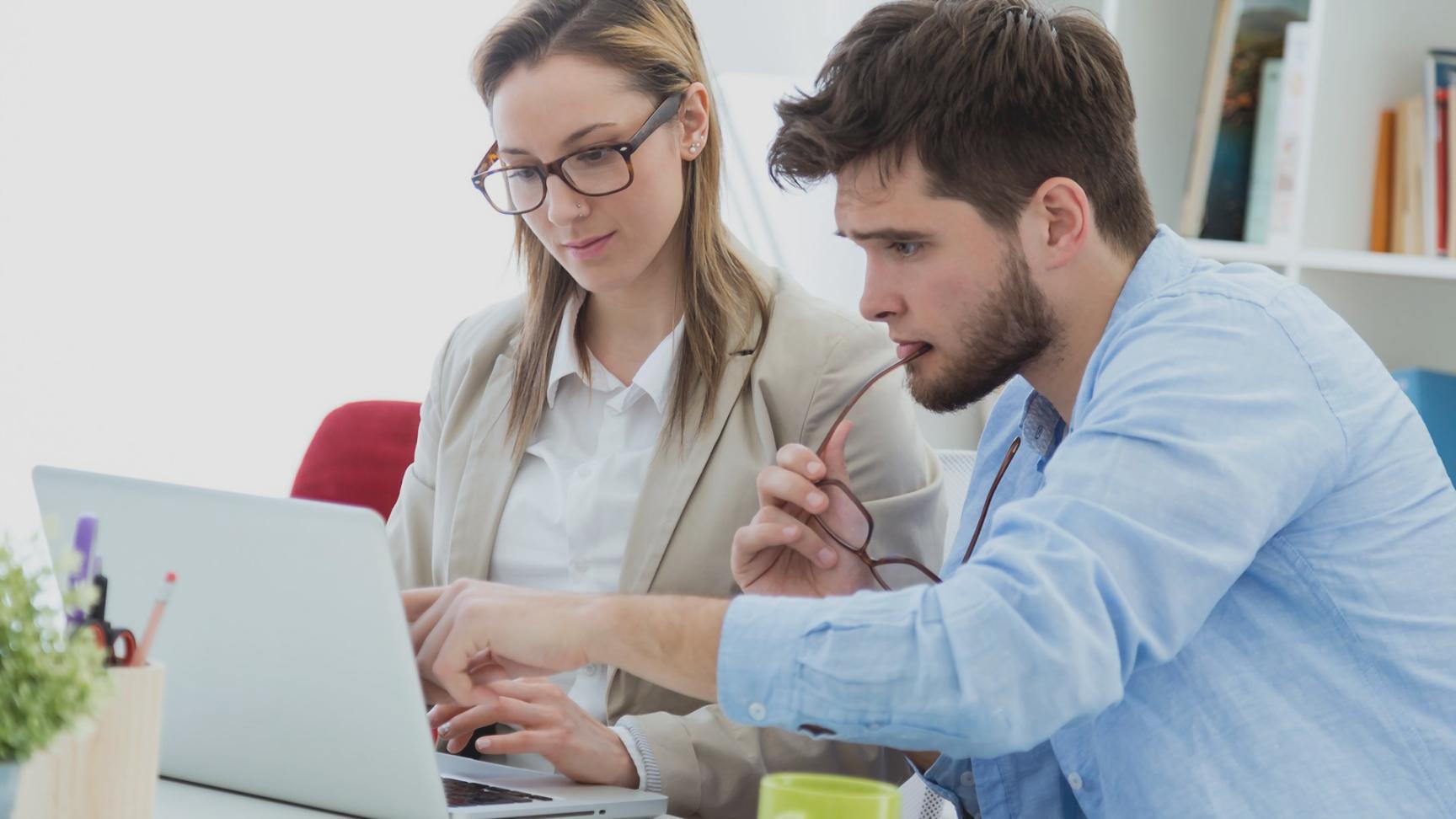 Робоче місце діджитал-ілюстратора з планшетом та екраном